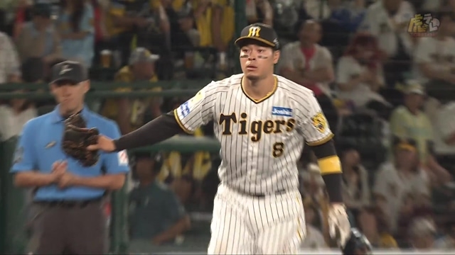 2024/06/18 阪神vs日本ハム 11回表、佐藤輝選手の俊敏な守備でセーフティバントを阻止