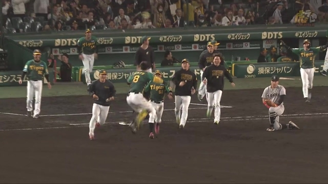 2024/04/18 阪神vs巨人 10回裏、佐藤輝選手のライトサヨナラタイムリーヒット