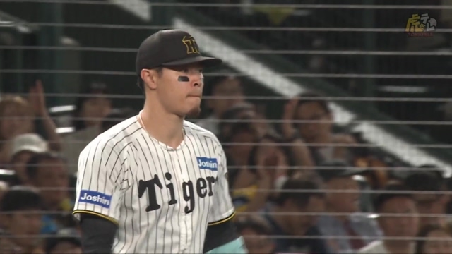 2025/05/22 阪神vs巨人 8回表、佐藤輝選手がライン際の打球を好捕。サードゴロファインプレー